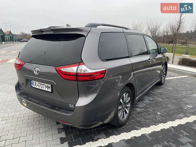 Мінівен Toyota Sienna 2019 в Києві