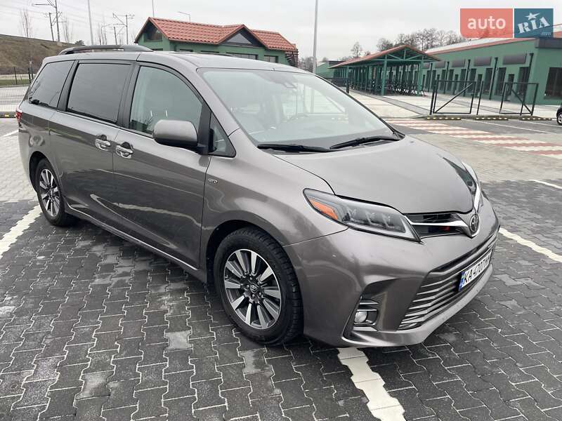 Мінівен Toyota Sienna 2019 в Києві
