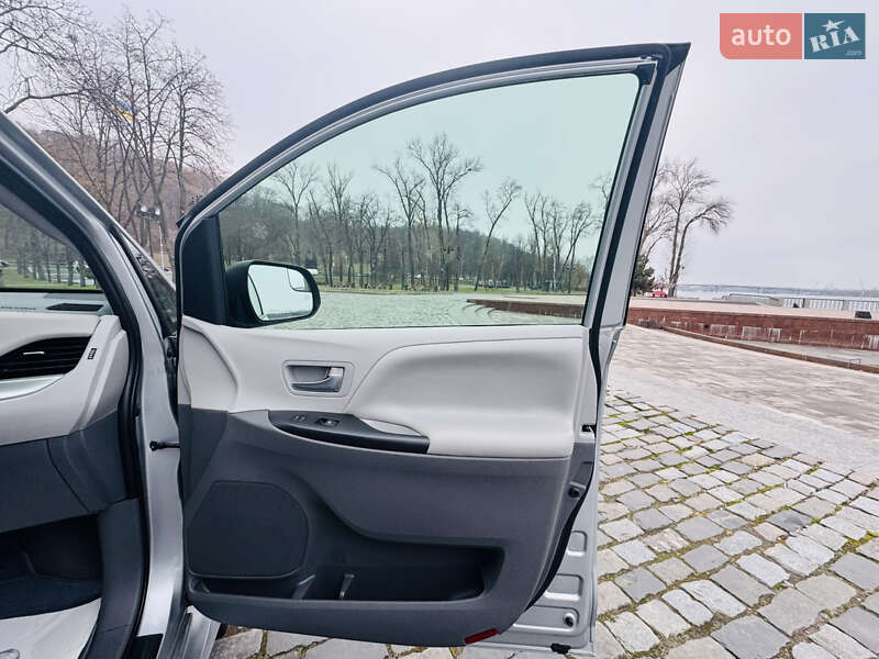Мінівен Toyota Sienna 2020 в Києві