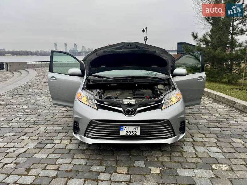 Мінівен Toyota Sienna 2020 в Києві