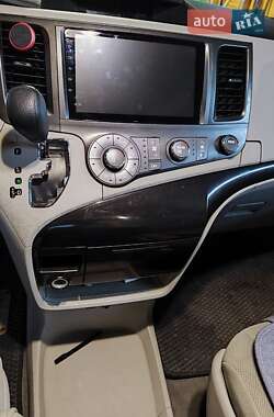 Минивэн Toyota Sienna 2010 в 