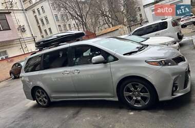 Мінівен Toyota Sienna 2019 в Києві