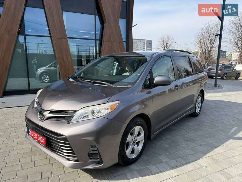 Минивэн Toyota Sienna 2018 в Луцке