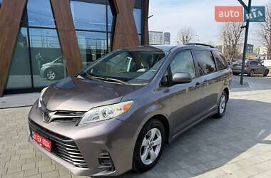 Минивэн Toyota Sienna 2018 в 