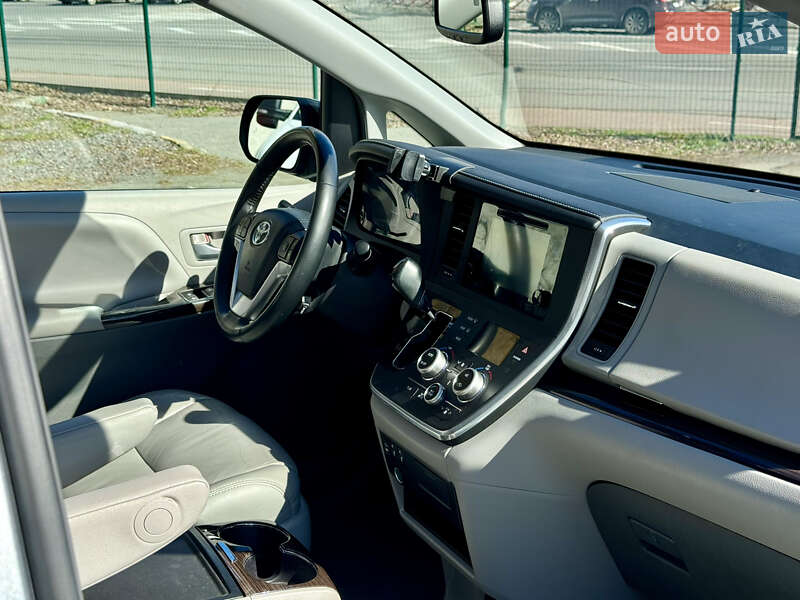Мінівен Toyota Sienna 2015 в Вінниці