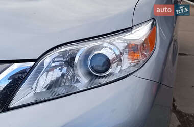 Мінівен Toyota Sienna 2016 в 