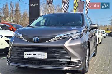Минивэн Toyota Sienna 2022 в 