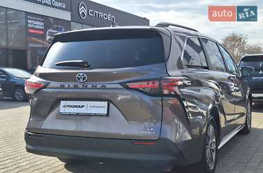 Минивэн Toyota Sienna 2022 в 