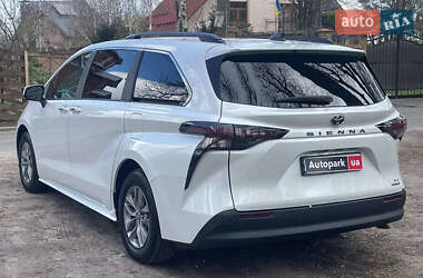Минивэн Toyota Sienna 2023 в 