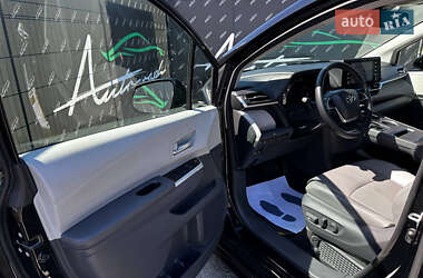 Мінівен Toyota Sienna 2021 в 
