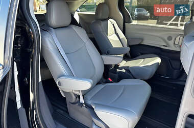 Мінівен Toyota Sienna 2021 в 