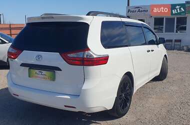 Минивэн Toyota Sienna 2016 в 