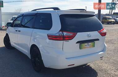 Минивэн Toyota Sienna 2016 в 