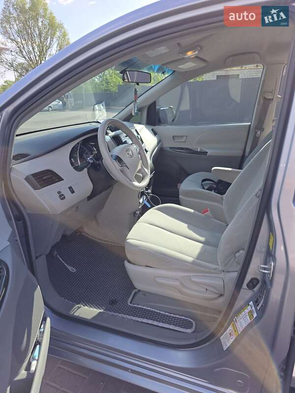 Минивэн Toyota Sienna 2010 в Днепре