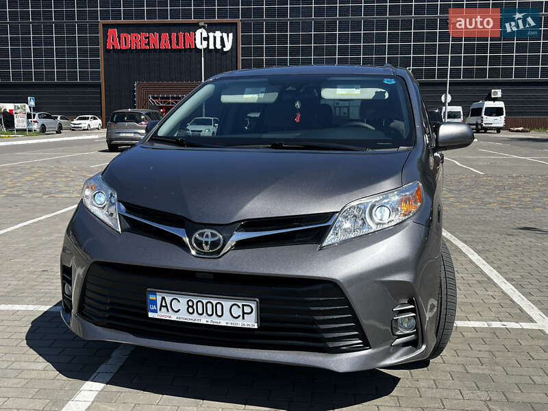 Мінівен Toyota Sienna 2018 в Луцьку