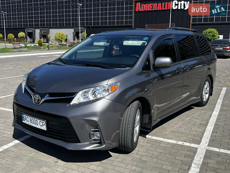 Мінівен Toyota Sienna 2018 в Луцьку