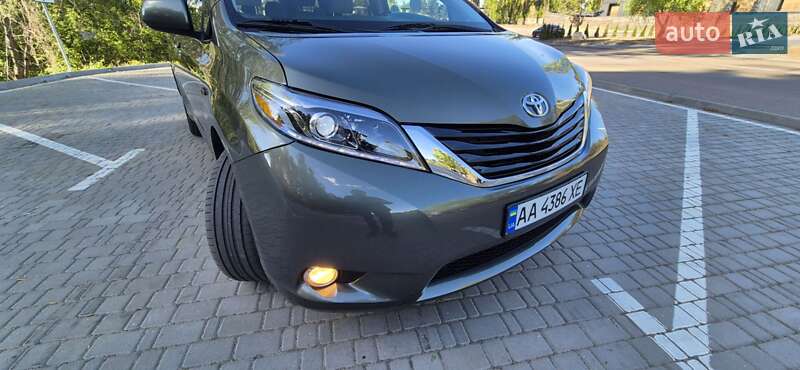 Мінівен Toyota Sienna 2013 в Києві