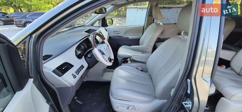 Мінівен Toyota Sienna 2013 в Києві