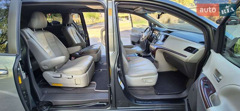Мінівен Toyota Sienna 2013 в Києві