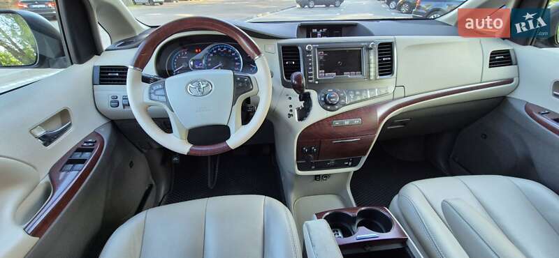 Мінівен Toyota Sienna 2013 в Києві