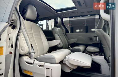 Мінівен Toyota Sienna 2014 в 