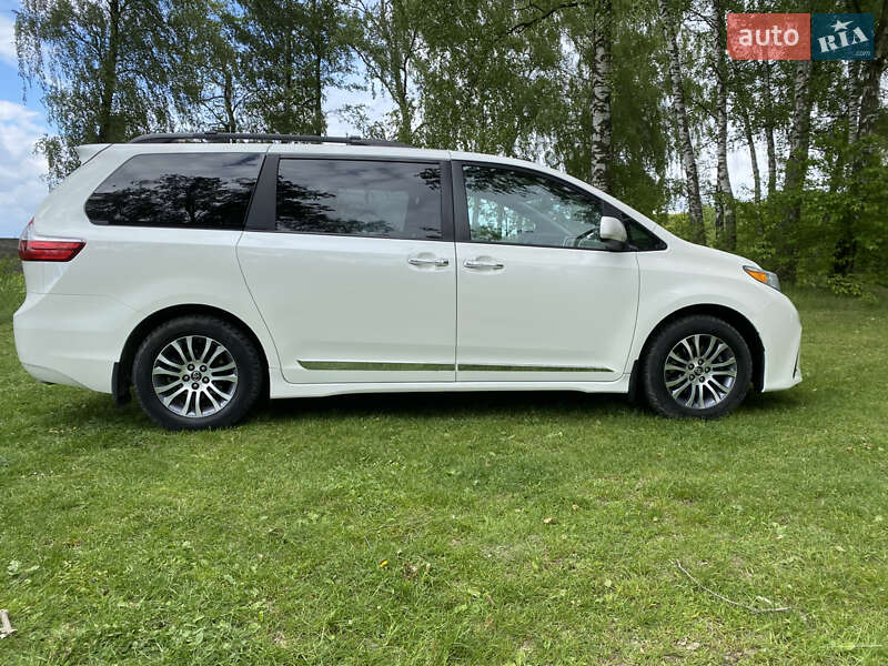 Мінівен Toyota Sienna 2018 в Радивиліві