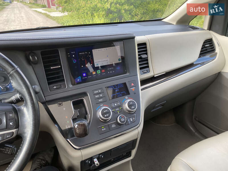 Мінівен Toyota Sienna 2018 в Радивиліві