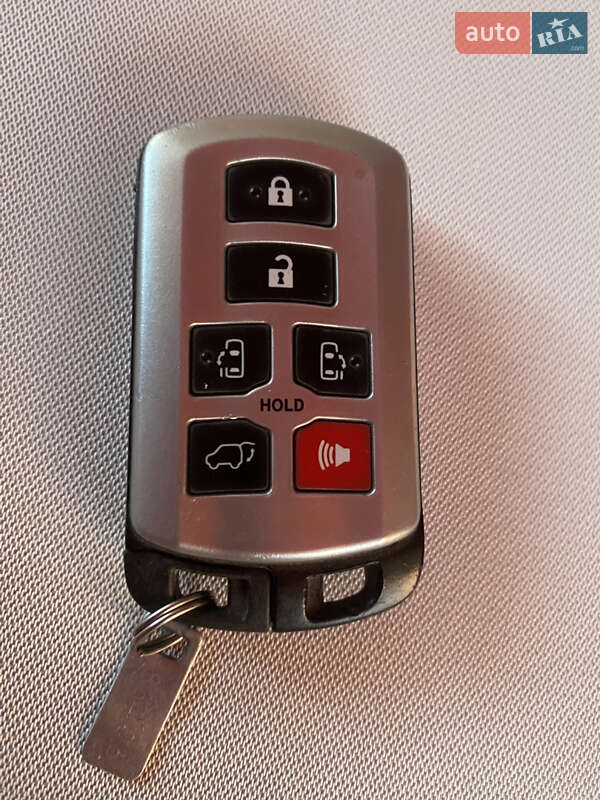 Мінівен Toyota Sienna 2018 в Радивиліві