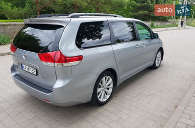 Минивэн Toyota Sienna 2013 в 