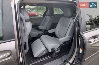 Минивэн Toyota Sienna 2023 в 