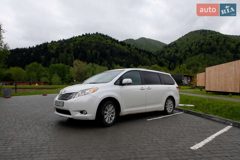 Минивэн Toyota Sienna 2013 в Киеве