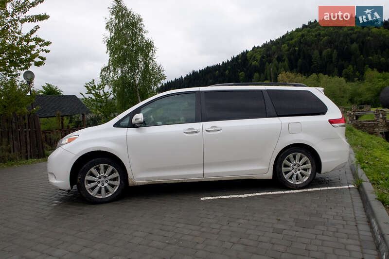Минивэн Toyota Sienna 2013 в Киеве
