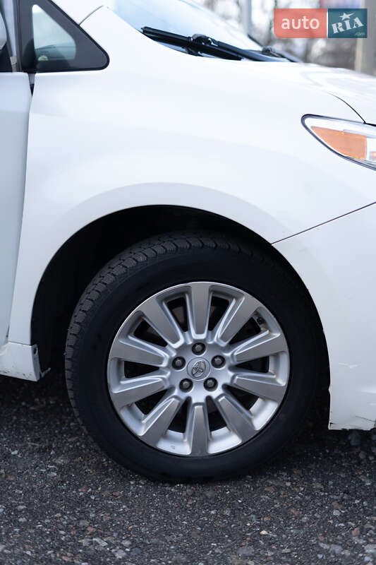 Минивэн Toyota Sienna 2013 в Киеве