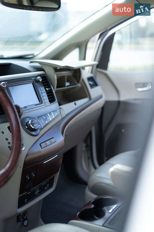 Минивэн Toyota Sienna 2013 в Киеве