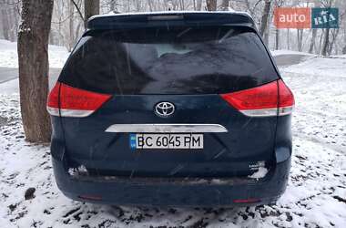 Минивэн Toyota Sienna 2012 в 