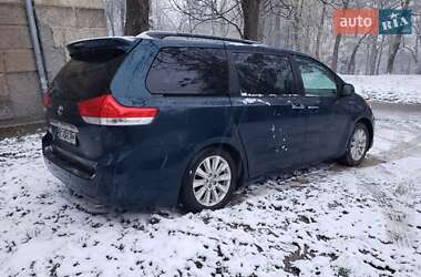 Минивэн Toyota Sienna 2012 в 