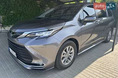 Минивэн Toyota Sienna 2023 в 