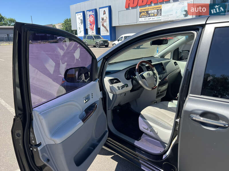 Мінівен Toyota Sienna 2014 в Ковелі