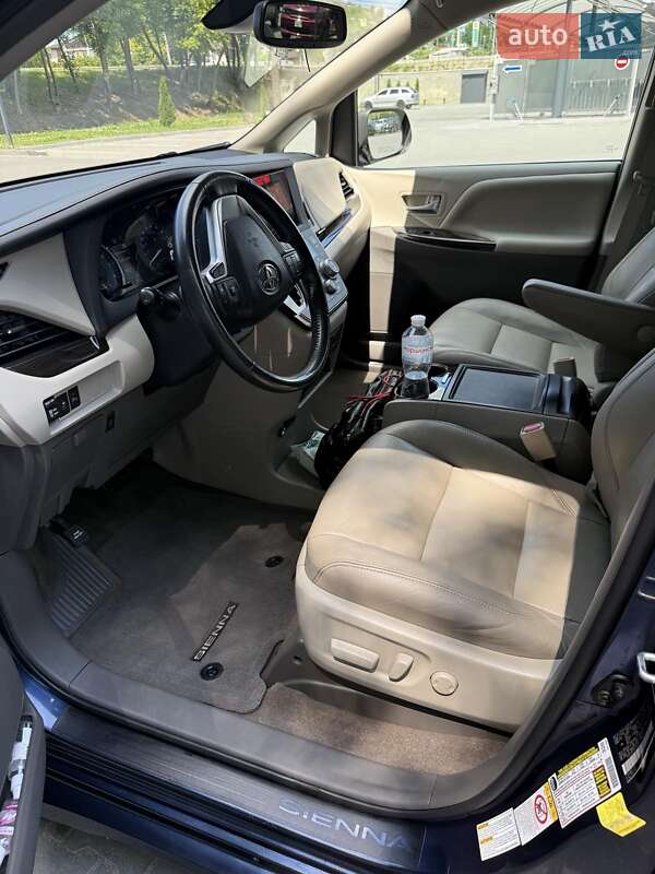 Мінівен Toyota Sienna 2018 в Хмельницькому