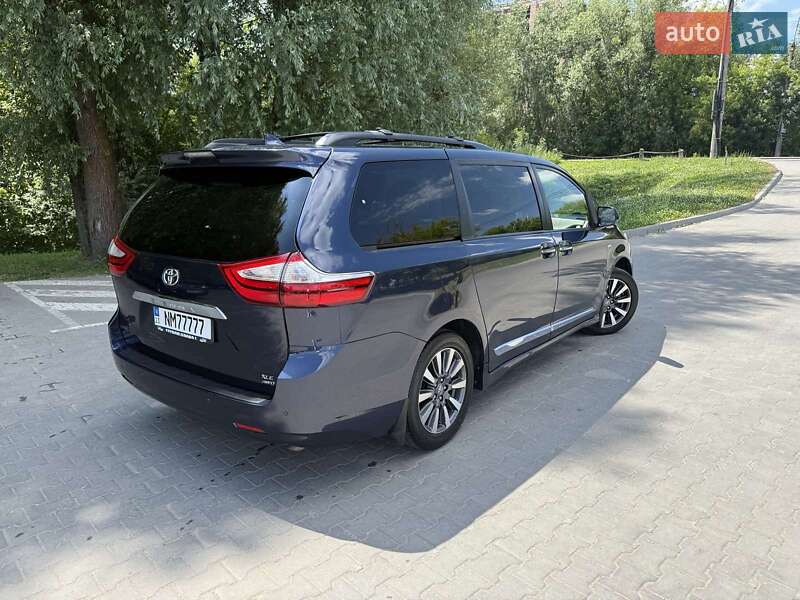 Мінівен Toyota Sienna 2018 в Хмельницькому