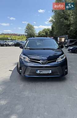 Минивэн Toyota Sienna 2018 в Хмельницком