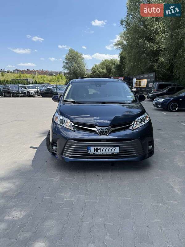 Мінівен Toyota Sienna 2018 в Хмельницькому
