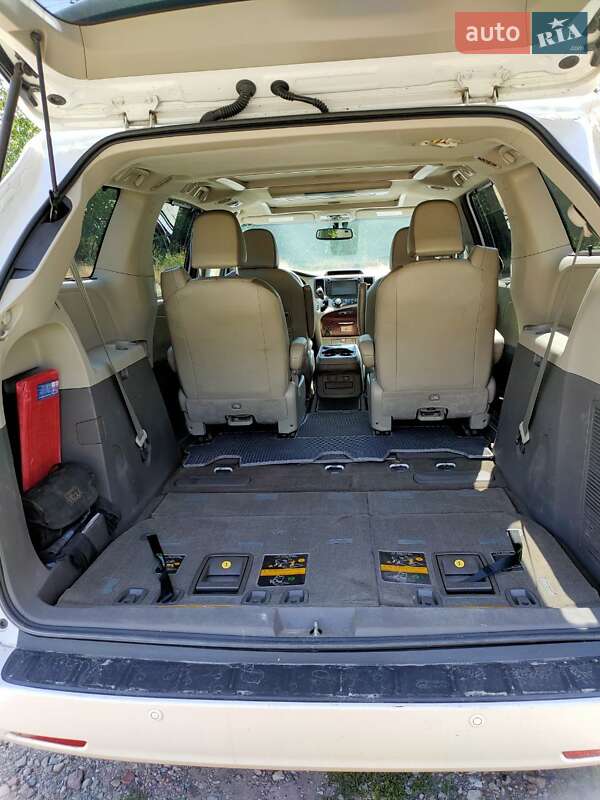 Мінівен Toyota Sienna 2013 в Дніпрі