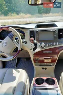 Мінівен Toyota Sienna 2013 в Дніпрі