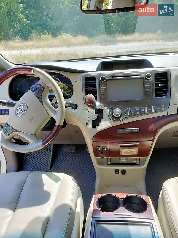 Мінівен Toyota Sienna 2013 в Дніпрі