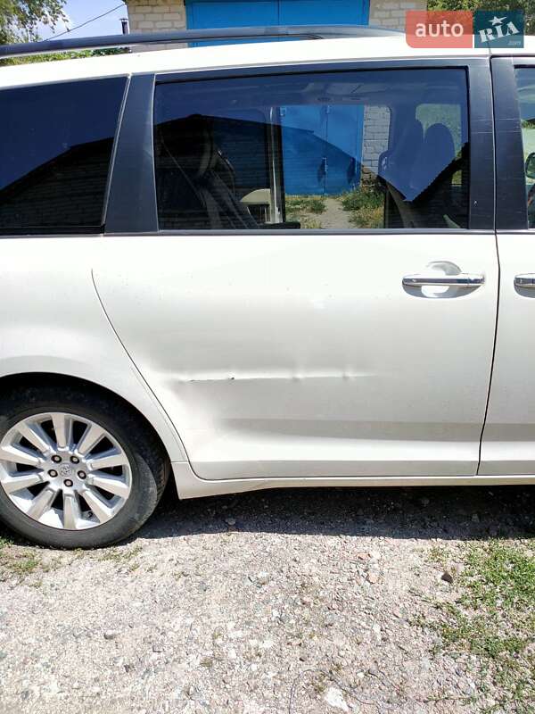 Мінівен Toyota Sienna 2013 в Дніпрі