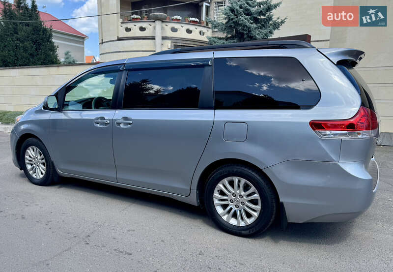 Мінівен Toyota Sienna 2013 в Одесі