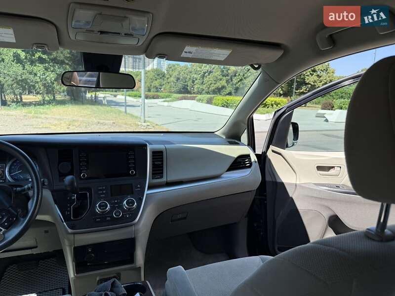 Минивэн Toyota Sienna 2019 в Черноморске