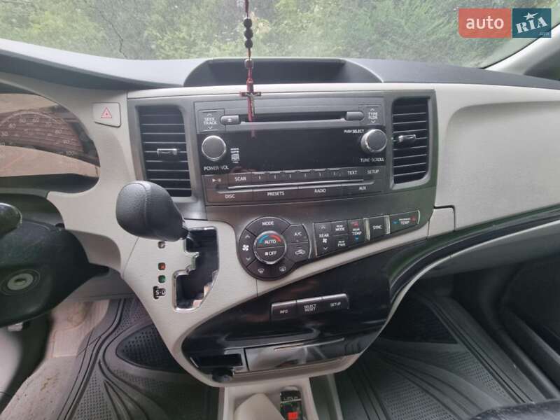 Мінівен Toyota Sienna 2013 в Гусятині