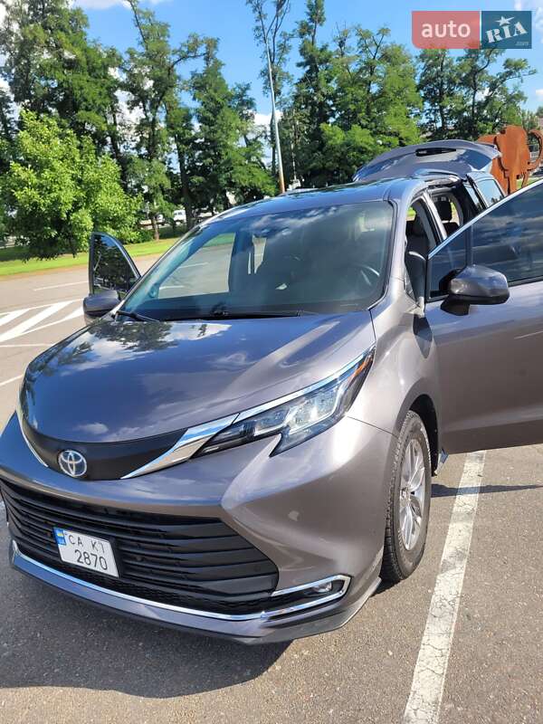 Мінівен Toyota Sienna 2022 в Києві